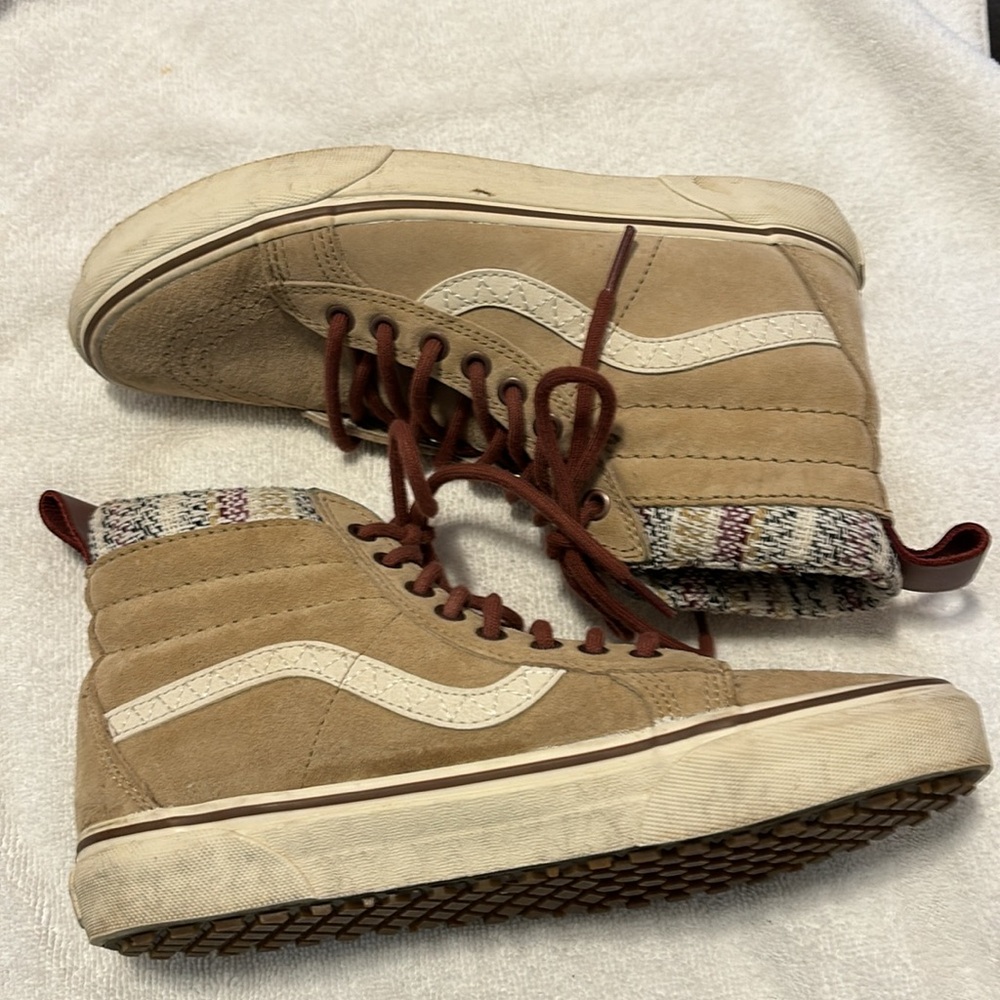 Vans women’s size 8 1/2 men’s size 7 great condition warm just a couple times